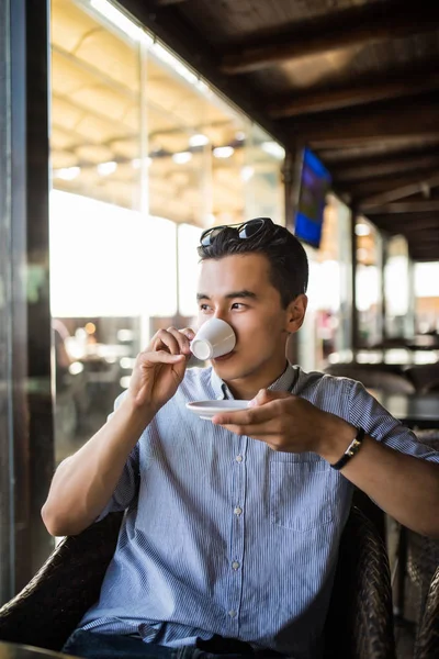 Ασιατικές νεαρός πίνει καφέ στο καφέ — Φωτογραφία Αρχείου