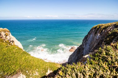 Kayalar ve Portekiz kayalık plaj