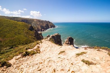 Cape Roca Cabo da Roca Portekiz. Yaz aylarında güneşli havalarda Atlantik Okyanusu kıyısında görünümü