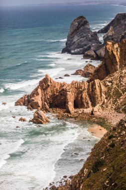 Portekiz kıyıları, Cabo da Roca Burnu - Avrupa 'nın en batı noktası. Resimli kayalar.