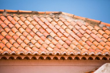 Parlak güneşli bir öğleden sonra gökyüzü ile ev üzerinde çatı kiremitleri