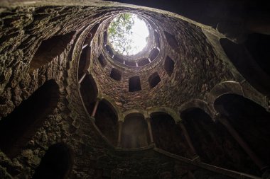 Sintra, Portekiz. Saray Regaleira taret, gargoyles ve bir sekizgen şeklinde bir kule gibi tipik Gotik mimari elemanlar var. Muhteşem park .