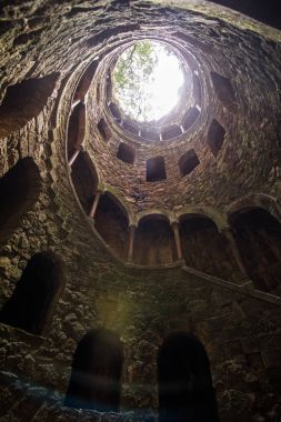 Sintra, Portekiz. Saray Regaleira taret, gargoyles ve bir sekizgen şeklinde bir kule gibi tipik Gotik mimari elemanlar var. Muhteşem park .