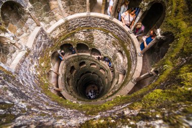 Sintra, Portekiz. Saray Regaleira taret, gargoyles ve bir sekizgen şeklinde bir kule gibi tipik Gotik mimari elemanlar var. Muhteşem park .