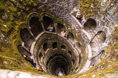 Quinta da Regaleira Sintra içinde de inisiyasyon. Kuyunun derinliği 27 metredir. Diğer tüneller boyunca yeraltı geçişleri ile bağlanır. Sintra. Portekiz