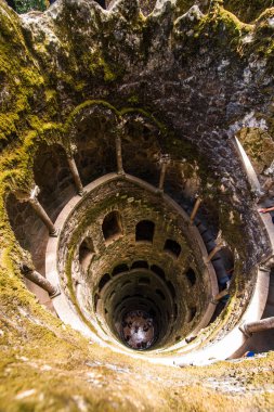 Quinta da Regaleira Sintra içinde de inisiyasyon. Kuyunun derinliği 27 metredir. Diğer tüneller boyunca yeraltı geçişleri ile bağlanır. Sintra. Portekiz