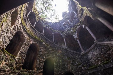 Quinta da Regaleira Sintra içinde de inisiyasyon. Kuyunun derinliği 27 metredir. Diğer tüneller boyunca yeraltı geçişleri ile bağlanır. Sintra. Portekiz