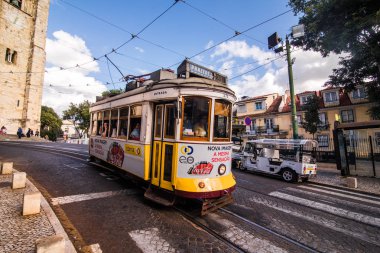 Lizbon Lizbon şehir merkezi bir yaz günü'ndeki Vintage tramvay