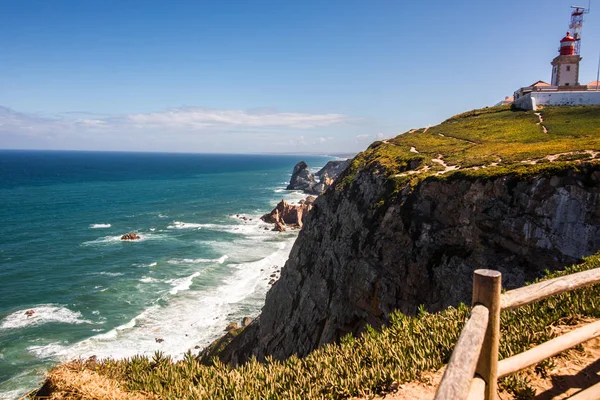 Bonita vista de un faro con el océano en Portugal — Foto de Stock