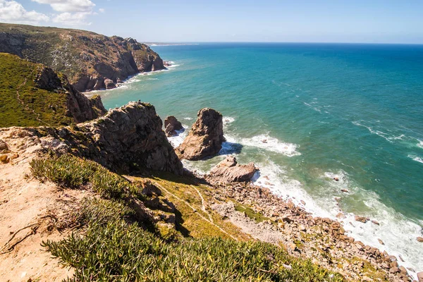 Cape Roca Cabo da Roca Portekiz. Yaz aylarında güneşli havalarda Atlantik Okyanusu kıyısında görünümü