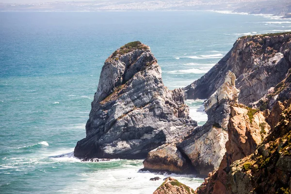 Portekiz kıyıları, Cabo da Roca Burnu - Avrupa 'nın en batı noktası. Resimli kayalar.