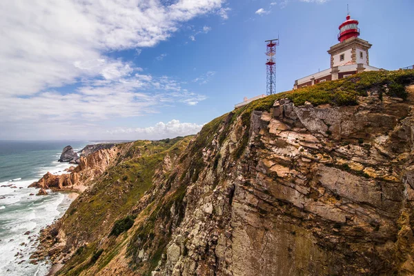 Bonita vista de un faro con el océano en Portugal — Foto de Stock