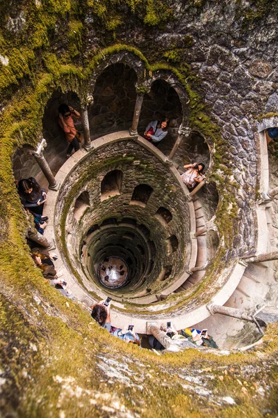 El pozo de iniciación de Quinta da Regaleira en Sintra. La profundidad del pozo es de 27 metros. Se conecta con otros túneles a través de pasajes subterráneos. Sintra. Portugal — Foto de Stock