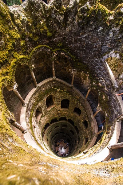 Der Initiationsbrunnen der Quinta da regaleira in Sintra. Die Tiefe des Brunnens beträgt 27 Meter. Es verbindet sich mit anderen Tunneln durch unterirdische Gänge. Sintra. portugal — Stockfoto