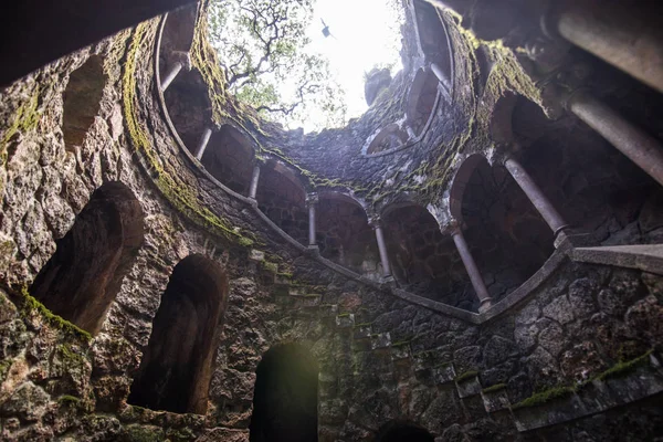 O poço de Iniciação da Quinta da Regaleira em Sintra. A profundidade do poço é de 27 metros. Ele se conecta com outros túneis através de passagens subterrâneas. Sintra. Portugal — Fotografia de Stock