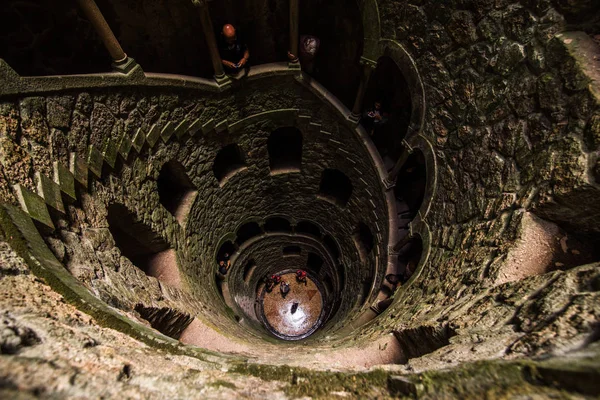 Quinta da Regaleira Sintra içinde de inisiyasyon. Kuyunun derinliği 27 metredir. Diğer tüneller boyunca yeraltı geçişleri ile bağlanır. Sintra. Portekiz — Stok fotoğraf
