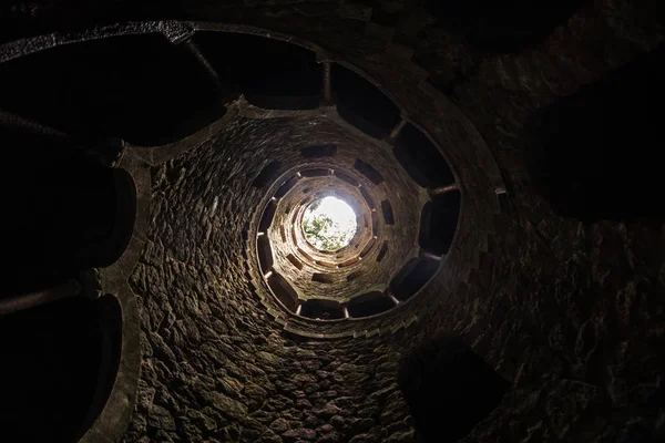 El pozo de iniciación de Quinta da Regaleira en Sintra. La profundidad del pozo es de 27 metros. Se conecta con otros túneles a través de pasajes subterráneos. Sintra. Portugal — Foto de Stock