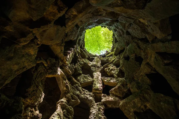 El pozo de iniciación de Quinta da Regaleira en Sintra. La profundidad del pozo es de 27 metros. Se conecta con otros túneles a través de pasajes subterráneos. Sintra. Portugal — Foto de Stock