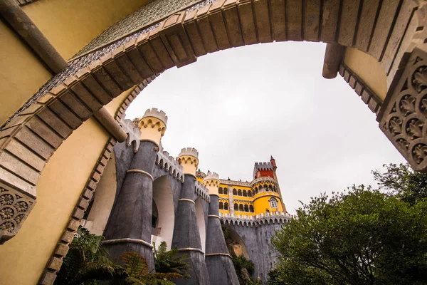 Célèbre et beau monument - Palais national de Pena et ciel bleu - Sintra, Lisboa, Portugal, Europe — Photo