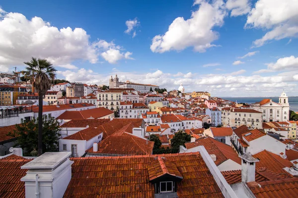 Panoramę miasta Lizbona, Portugalia w Alfama. — Zdjęcie stockowe