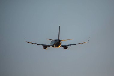 Yolcu uçağı yukarı kalkış pist üzerinde havaalanından günbatımında. Uçak kalkış Havaalanı'ndan.