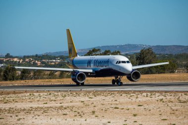 Faro, Portekiz - Haziran 30, 2017: Monarch uçuşlar uçak kalkış Faro Uluslararası Havaalanı'ndan. Hükümdar bir İngiliz havayolu şirketidir.