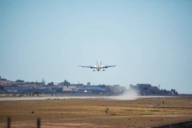Faro, Portekiz - Haziran 30, 2017: Monarch uçuşlar uçak kalkış Faro Uluslararası Havaalanı'ndan. Hükümdar bir İngiliz havayolu şirketidir.
