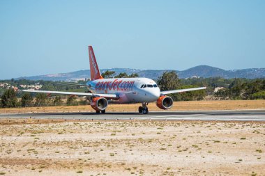 Faro, Portekiz - Haziran 30, 2017: easyjet uçuşlar uçak kalkış Faro Uluslararası Havaalanı'na.