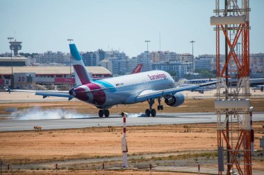 Faro, Portekiz - Haziran 30, 2017: Faro Uluslararası Havaalanı üzerinde açılış Eurowings uçuşlar uçak.