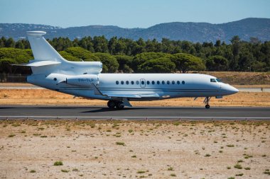 Faro, Portekiz - Haziran 30, 2017: Charter uçuşlar uçak kalkış Faro Uluslararası Havaalanı'na.