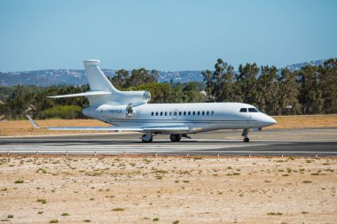 Faro, Portekiz - Haziran 30, 2017: Charter uçuşlar uçak kalkış Faro Uluslararası Havaalanı'na.