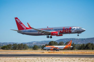 Faro, Portekiz - Haziran 30, 2017: Faro Uluslararası Havaalanı üzerinde açılış Jet2 uçuşlar uçak.
