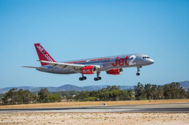 Faro, Portekiz - Haziran 30, 2017: Faro Uluslararası Havaalanı üzerinde açılış Jet2 uçuşlar uçak.