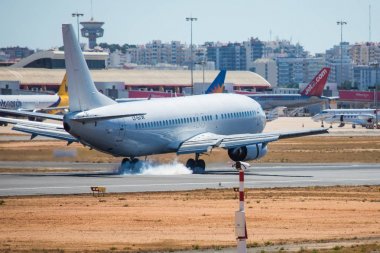 Faro, Portekiz - Haziran 30, 2017: Faro Uluslararası Havaalanı üzerinde açılış uçuşlar uçak.