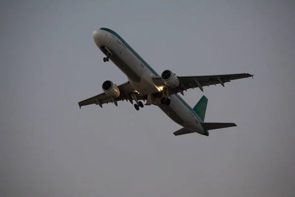 30. Juni 2016 faro, portugal. Passagierflugzeug fliegt bei Sonnenuntergang über Startbahn vom Flughafen auf. Flugzeug Abflug vom Flughafen. — Stockfoto