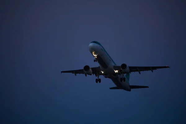 30. Juni 2016 faro, portugal. Passagierflugzeug fliegt bei Sonnenuntergang über Startbahn vom Flughafen auf. Flugzeug Abflug vom Flughafen. — Stockfoto