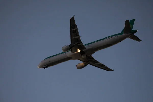 30. Juni 2016 faro, portugal. Passagierflugzeug fliegt bei Sonnenuntergang über Startbahn vom Flughafen auf. Flugzeug Abflug vom Flughafen. — Stockfoto