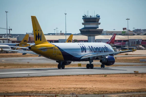 FARO, PORTUGAL - 30 de junio de 2017: Salida del avión de Monarch Flights desde el Aeropuerto Internacional de Faro. Monarch es una aerolínea británica . — Foto de Stock