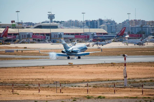 Faro, Portekiz - Haziran 30, 2017: Charter uçuşlar uçak Faro Uluslararası Havaalanı'na gelenler.