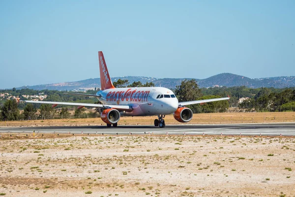 Faro, Portugalia - 30 czerwca 2017 r.: easyjet loty samolotu odejście od międzynarodowego lotniska w Faro. — Zdjęcie stockowe