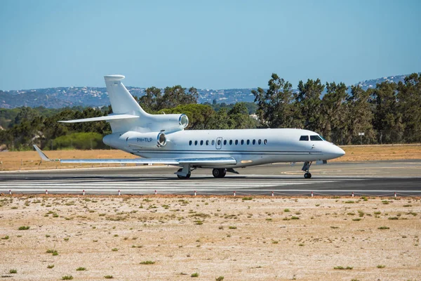 Faro, Portekiz - Haziran 30, 2017: Charter uçuşlar uçak kalkış Faro Uluslararası Havaalanı'na.