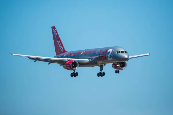 FARO, PORTUGAL - 30 de junho de 2017: Jet2 Voos de avião aterrando no Aeroporto Internacional de Faro . — Fotografia de Stock