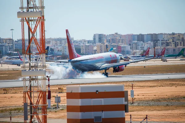 Faro, Portekiz - Haziran 30, 2017: Faro Uluslararası Havaalanı üzerinde açılış Jet2 uçuşlar uçak.
