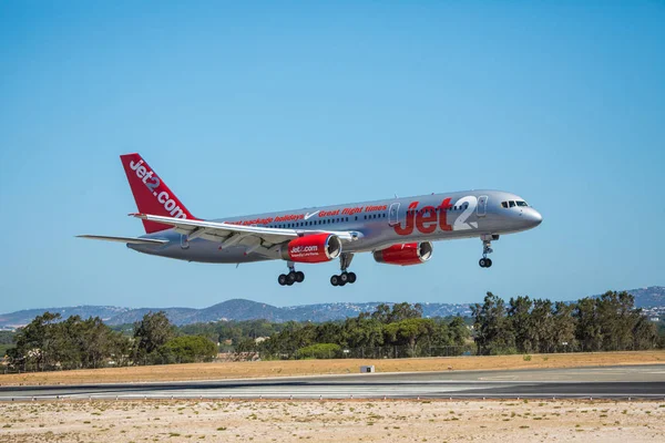 FARO, PORTUGAL - 30 de junio de 2017: Jet2 Vuelos avión aterrizaje en el Aeropuerto Internacional de Faro . — Foto de Stock