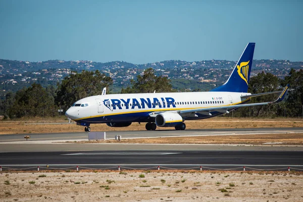 FARO, PORTUGAL - 30 de junio de 2017: Salida del avión de Ryanair Vuelos desde el Aeropuerto Internacional de Faro . — Foto de Stock