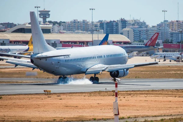 Faro, Portekiz - Haziran 30, 2017: Faro Uluslararası Havaalanı üzerinde açılış uçuşlar uçak.