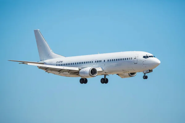 Faro, portugal - 30. juni 2017: flüge flugzeug landet auf dem internationalen flughafen faro. — Stockfoto