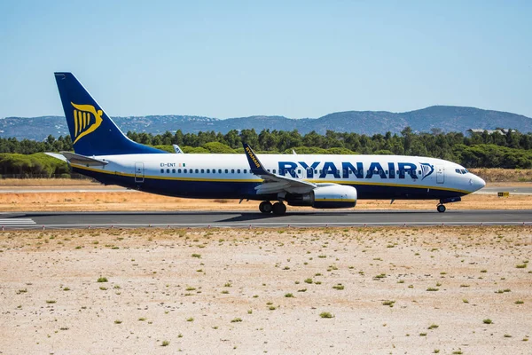 FARO, PORTUGAL - 30 de junio de 2017: Salida del avión de Ryanair Vuelos desde el Aeropuerto Internacional de Faro . — Foto de Stock