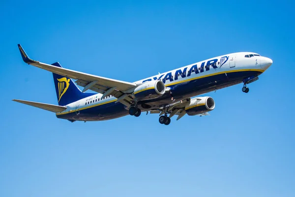 FARO, PORTUGAL - 30 de junio de 2017: Ryanair Vuelos avión aterrizaje en el Aeropuerto Internacional de Faro . — Foto de Stock