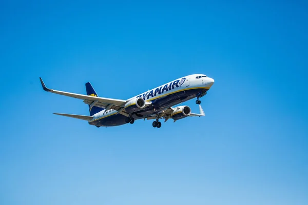 FARO, PORTUGAL - 30 de junio de 2017: Ryanair Vuelos avión aterrizaje en el Aeropuerto Internacional de Faro . — Foto de Stock